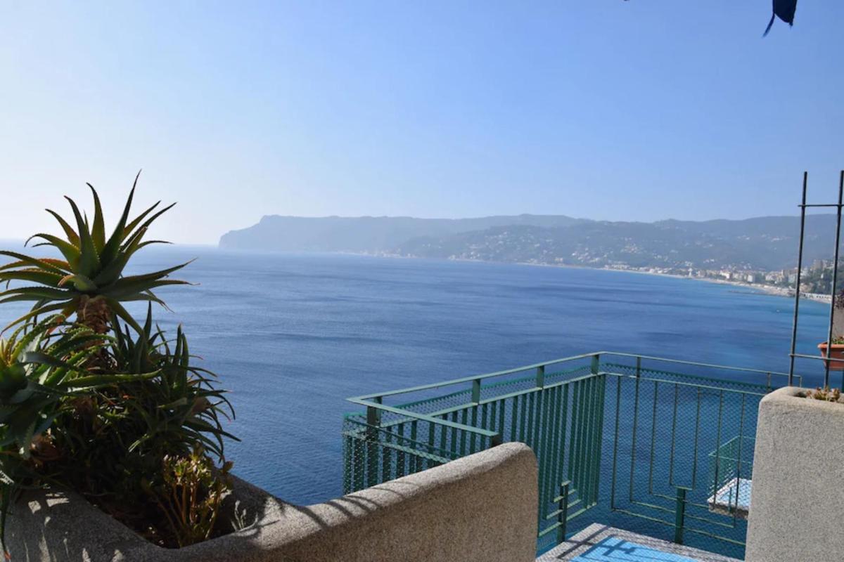 Appartamento Stupenda Vista Mare Берджеджи Екстериор снимка